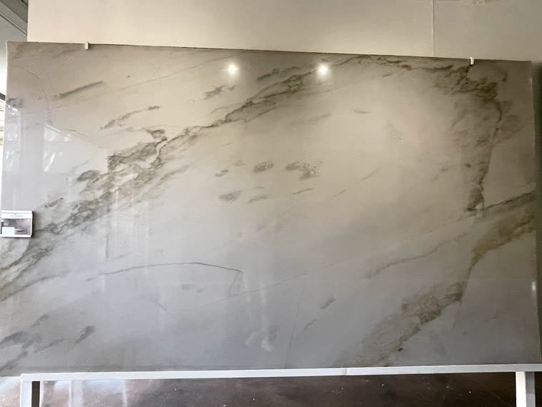 Reference screenshot: a large quartzite slab with soft grey veining